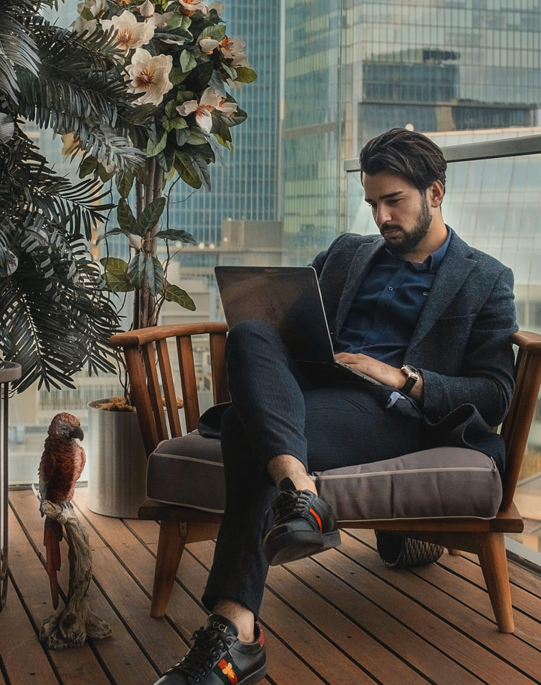 Hombre viendo Recorridos Virtuales 3D